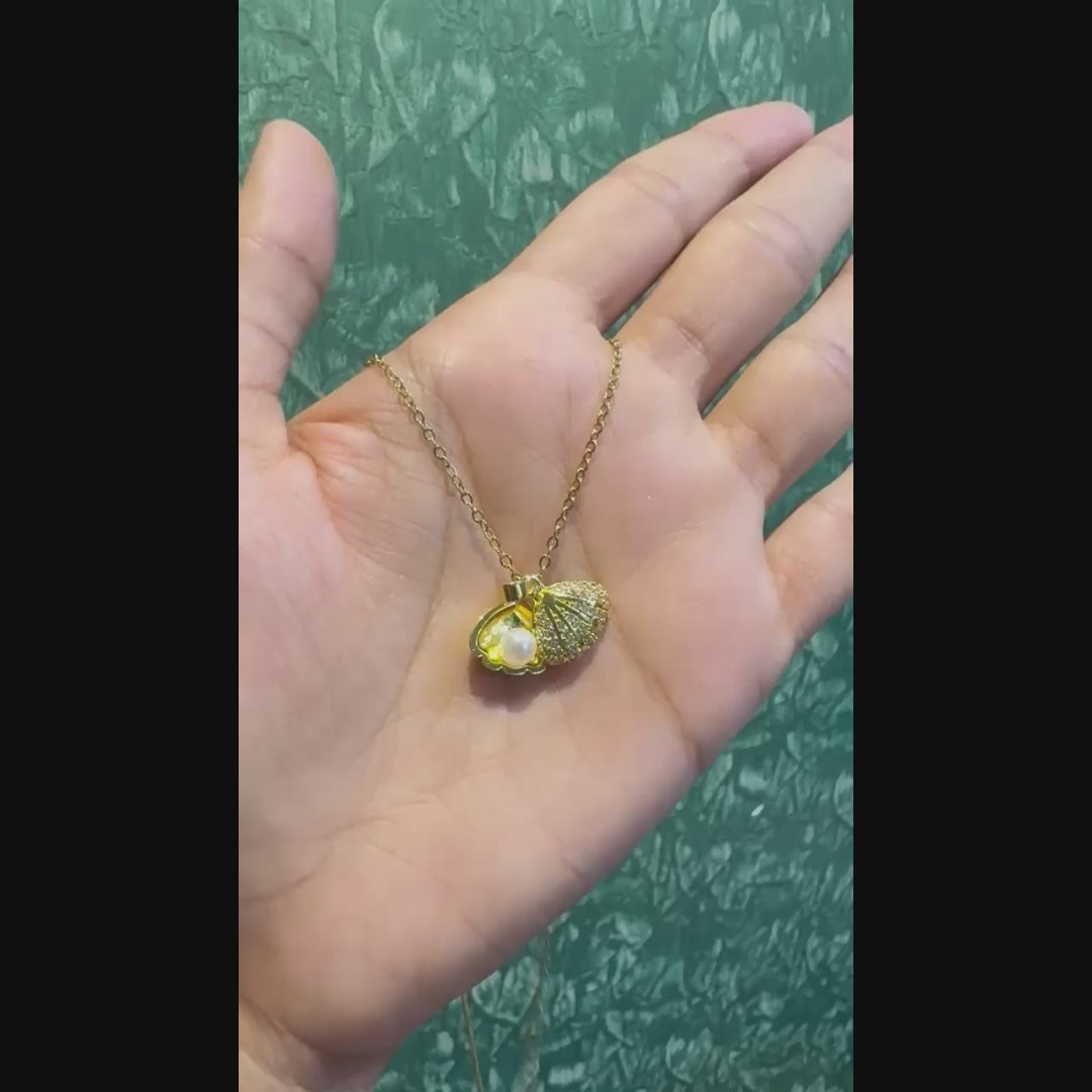 SHELL & PEARL CHAIN PENDENT