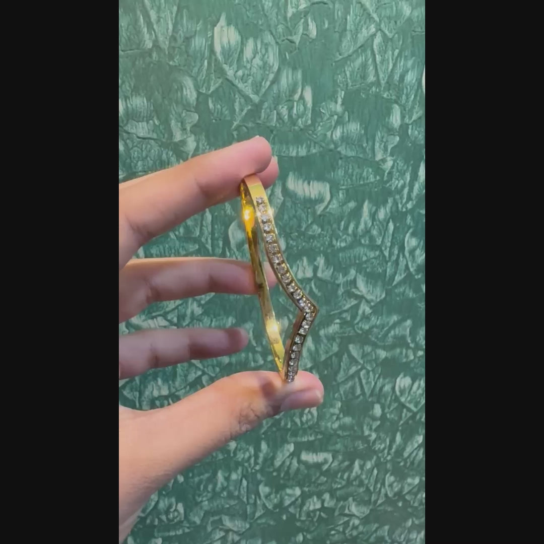 INVERTED DIAMOND V HANDCUFF